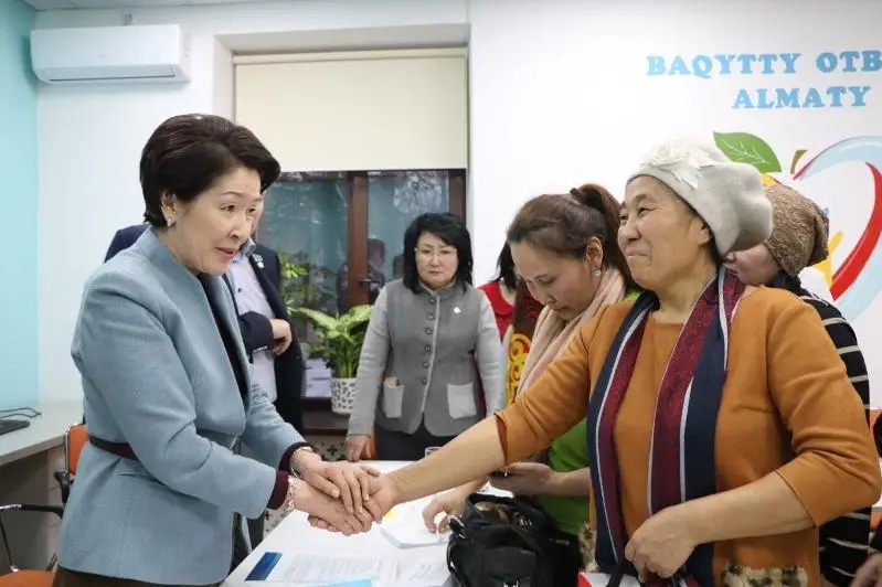 В Алматы мажилисмены посетили центр «Бақытты отбасы»