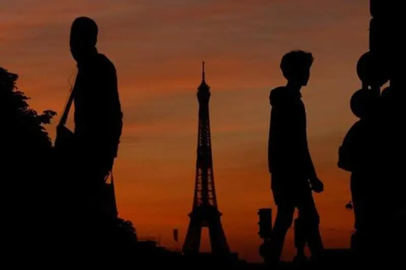 Эйфелева башня погрузилась в темноту в память о жертвах взрыва в Бейруте