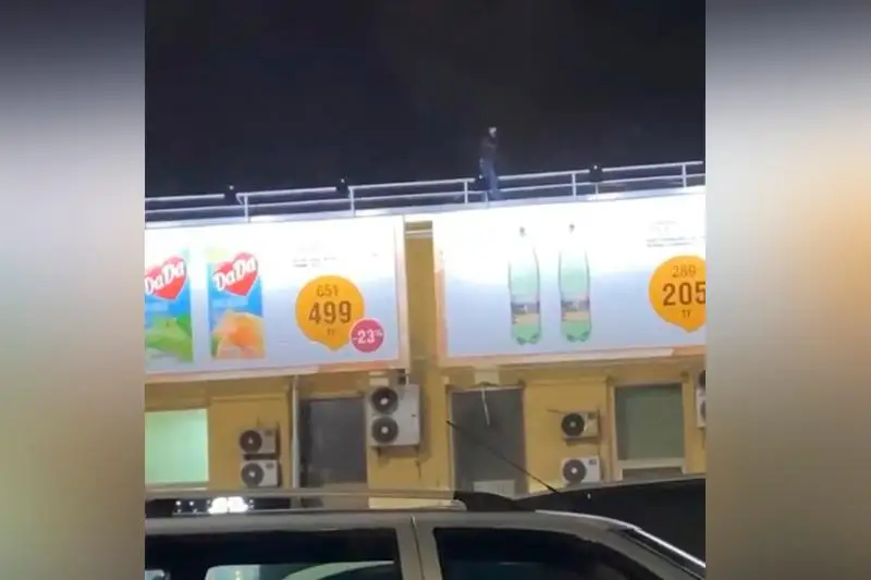 Парень пытался спрыгнуть с крыши супермаркета ради девушки в Алматы