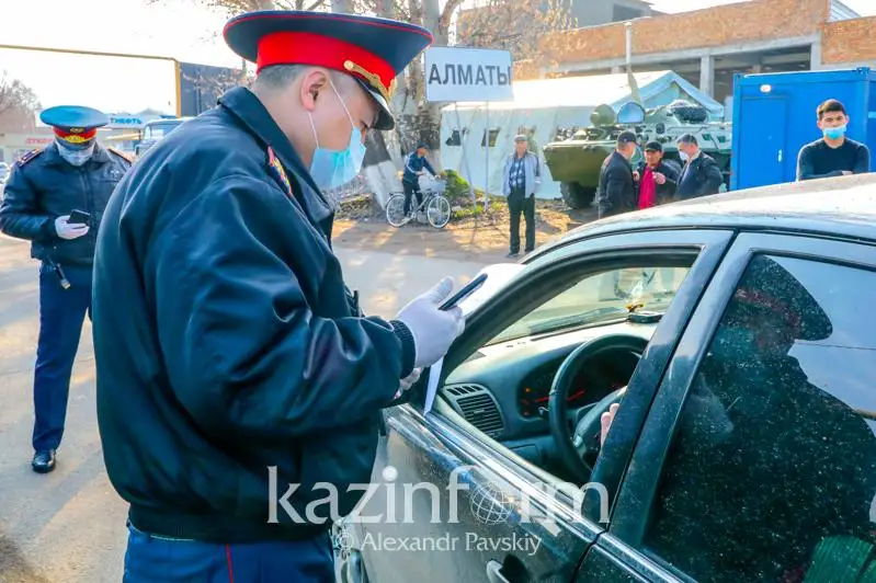 В Алматы вооруженный мужчина переехал ногу полицейскому на карантинном посту