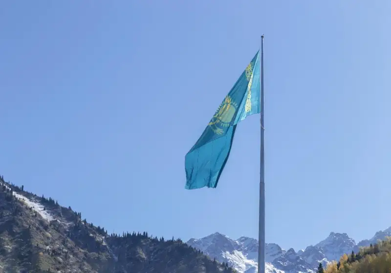 Самый большой в Алматы флаг Казахстана установили на Медеу
