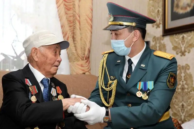 Военнослужащие поздравляют ветеранов Великой Отечественной войны