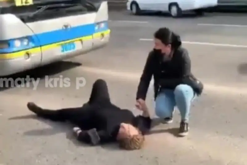 Троллейбус сбил женщину в Алматы