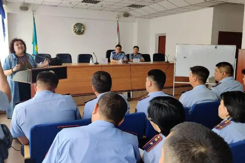 Психолог научила алматинских полицейских работать с гражданами