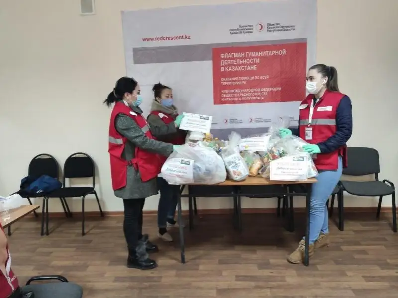 Горячие обеды медикам и пожилым готовит благотворительный фонд в Караганде