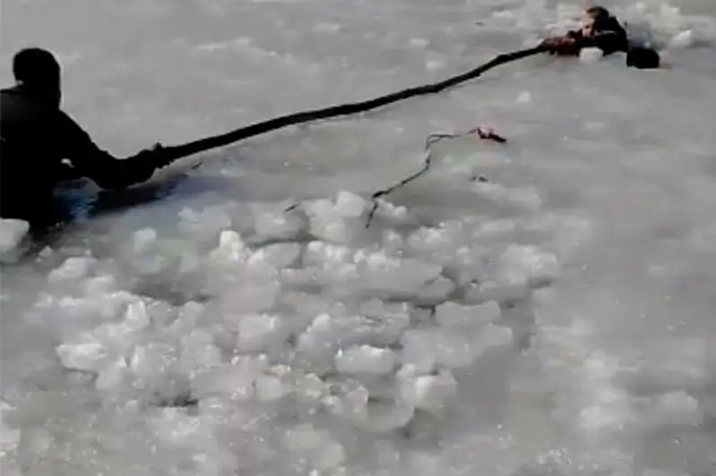 Водитель пожарной машины спас рыбака в Усть-Каменогорске