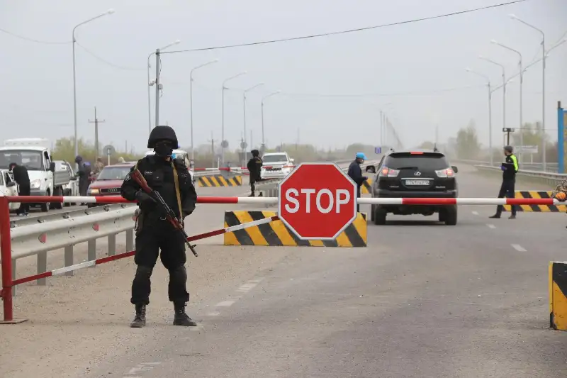 Мужчина в багажнике пытался проехать через блокпост в Карагандинской области