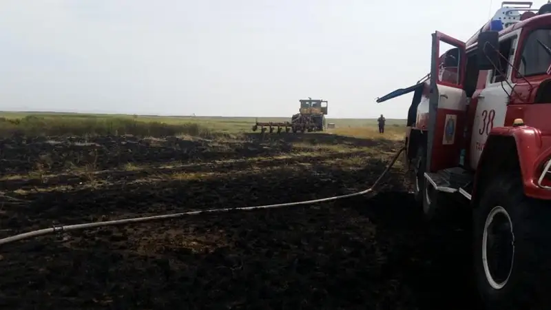 Горящий бензовоз искали в глухой степи пожарные в ВКО