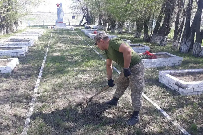 Территорию памятников и воинских захоронений  благоустраивают в Восточном Казахстане