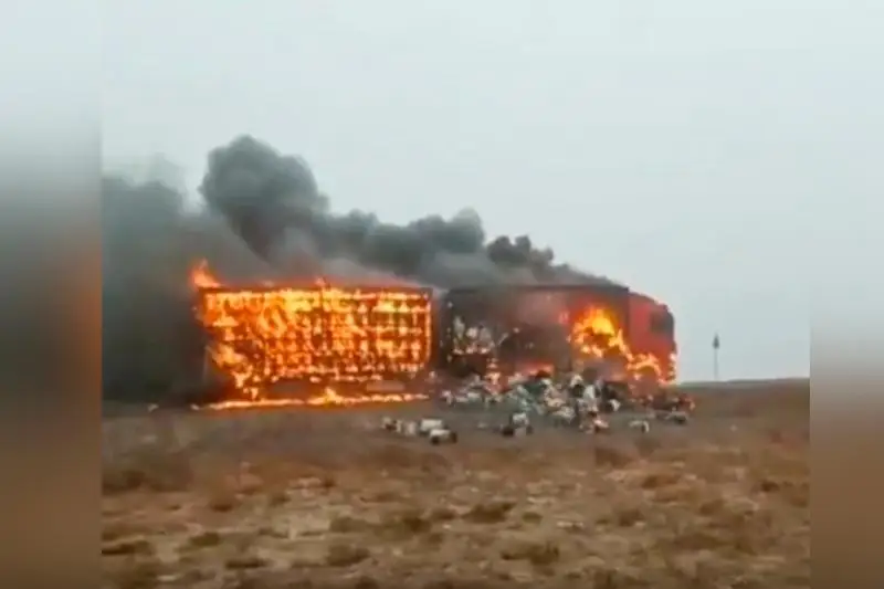 Фура сгорела дотла на трассе в Атырауской области