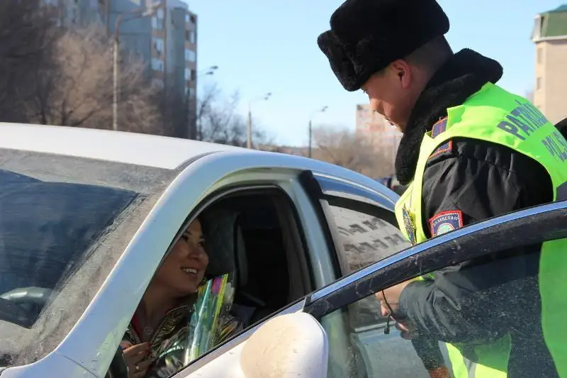 Женщин-водителей поздравили патрульные полицейские в Актобе