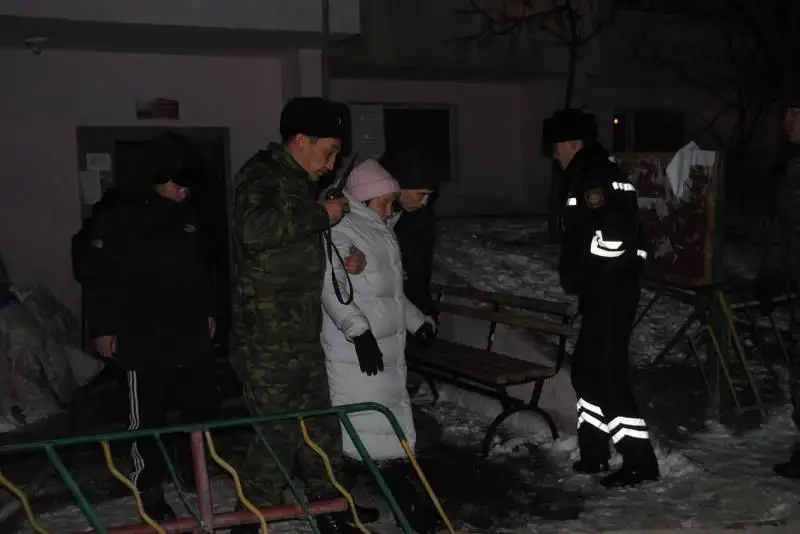 10 человек спасли при возгорании кабеля в многоэтажном доме в Атырау