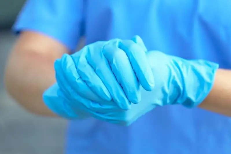 Сообщившего о рвущихся медперчатках доктора повысили в должности в Туркестанской области