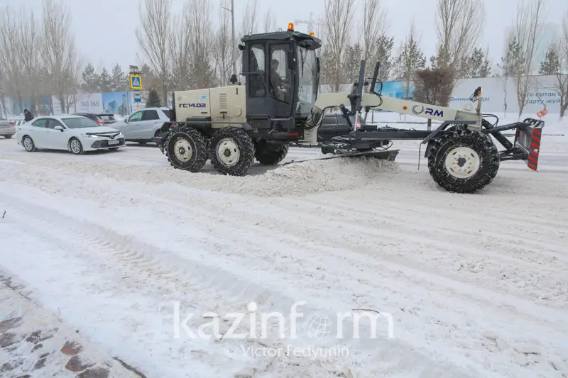 Свыше 1000 единиц спецтехники вышли на уборку снега минувшей ночью