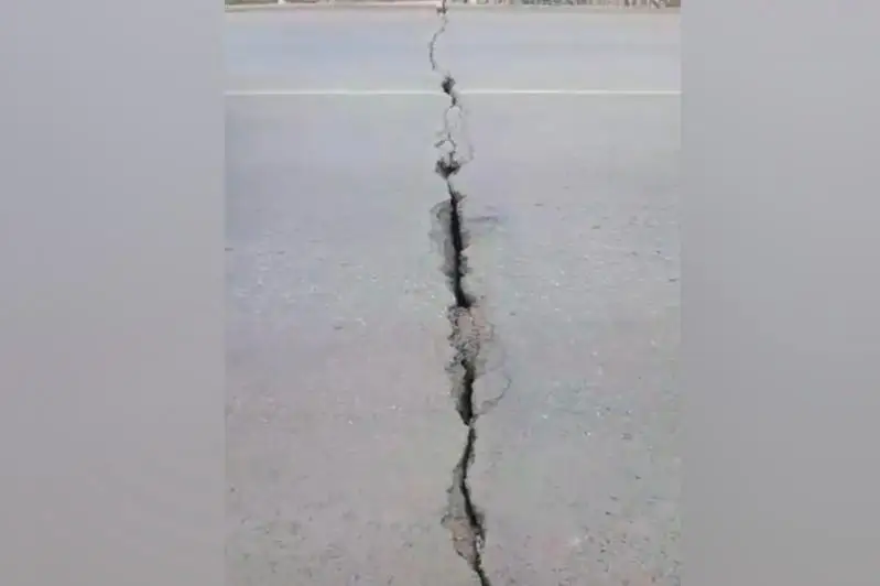 Глубокая трещина появилась на мосту в Петропавловске