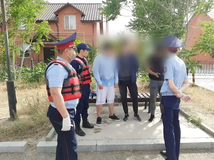 Более десятка подростков, рискуя жизнями, купались в бурном и холодном Урале