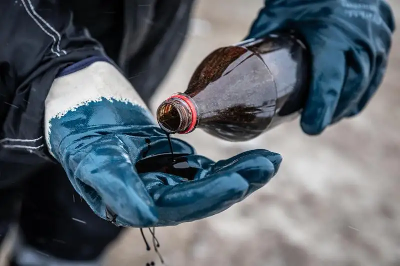 Алматинец незаконно продавал  нефть: его осудили на 5 лет