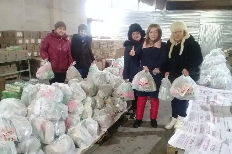 Дети из малообеспеченных семей получают социальные пакеты в Семее