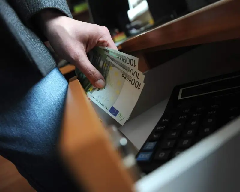 Дать взятку готов каждый четвертый европеец