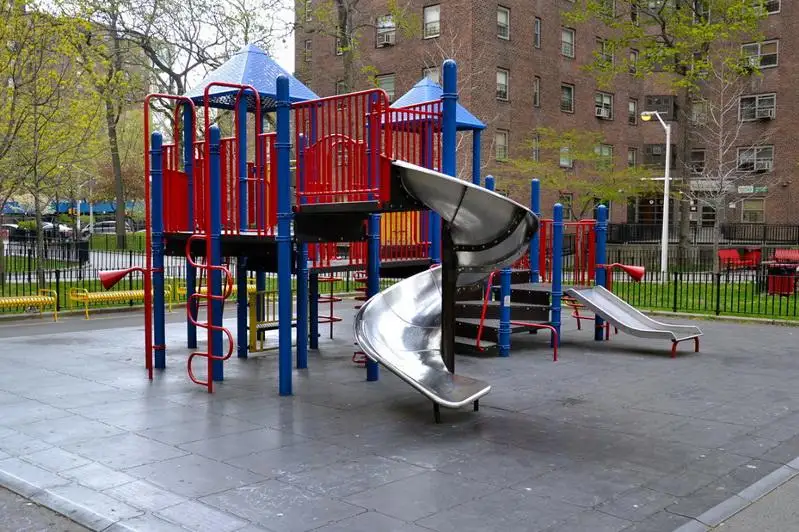 Условия нахождения алматинцев во дворах назвал Жандарбек Бекшин