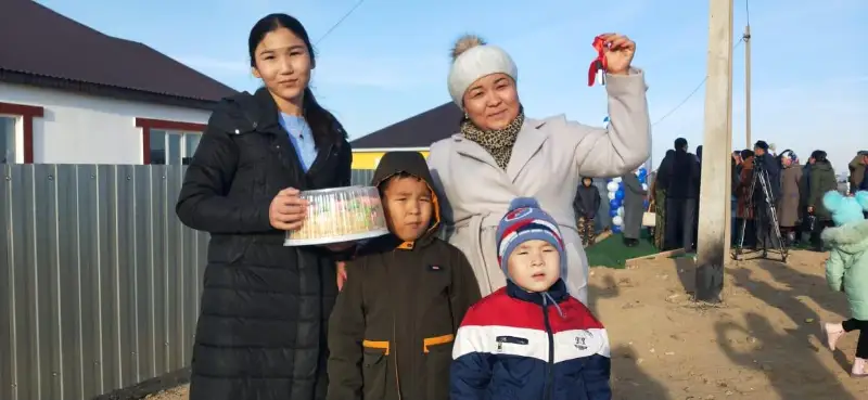 32 многодетные семьи получили ключи от домов в Атырауской области