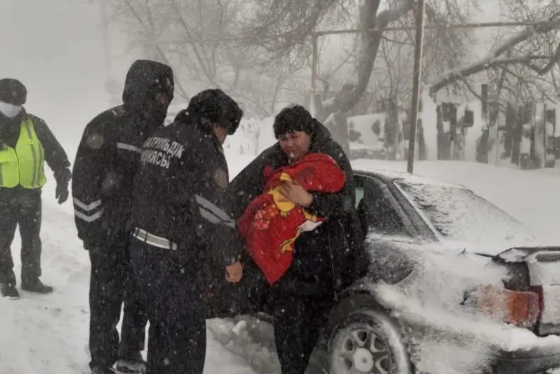 Костанайская полиция спасла в непогоду семью с младенцем