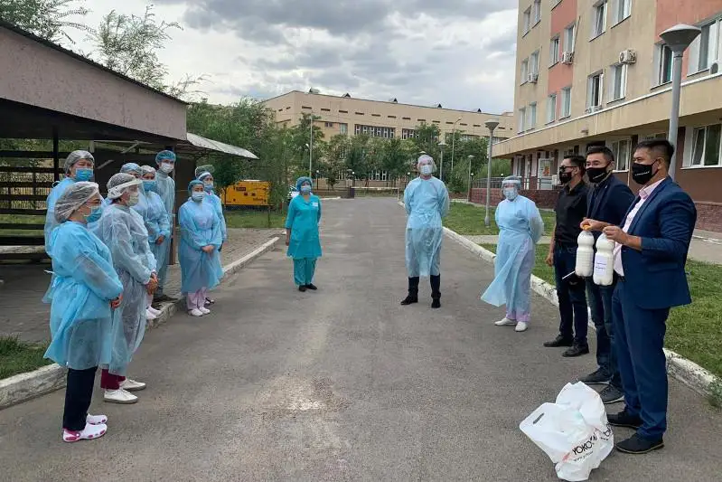 Кумысом и фруктами снабжают медработников в Алматы