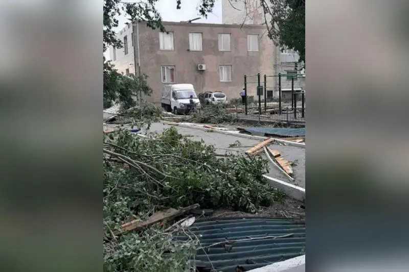 После урагана в Аягозе объявили режим ЧС: в район выехала спецкомиссия