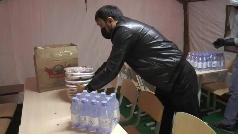 #BizBirgemiz: алматинцы угостили обедом полицейских на блокпостах