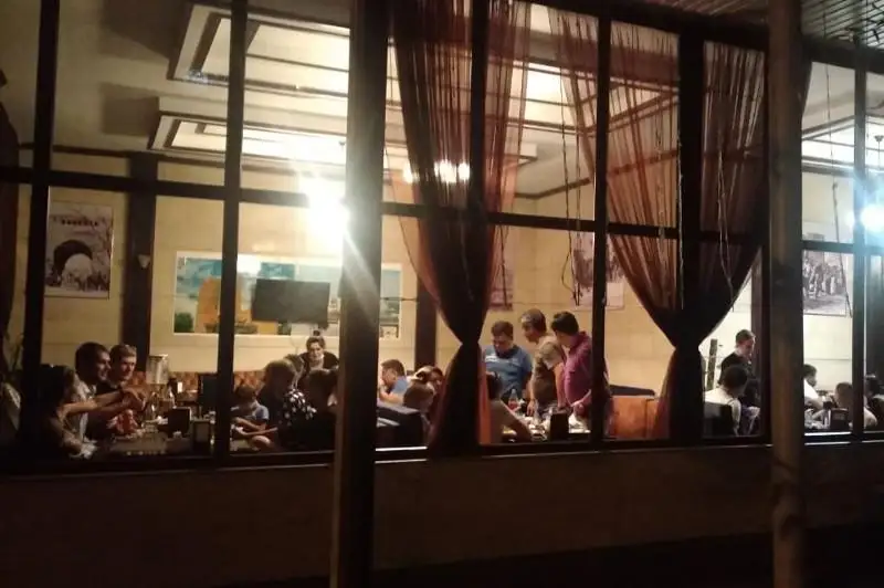 Два расположенных по соседству кафе принимали ночью гостей в Алматы