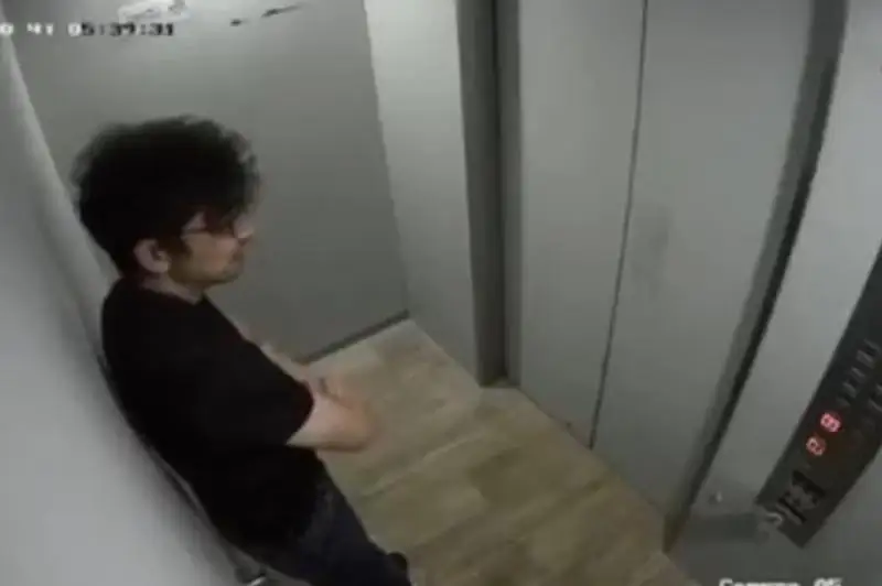 Алматинца, пинавшего ногами двери и кнопки лифта, сняли на видео