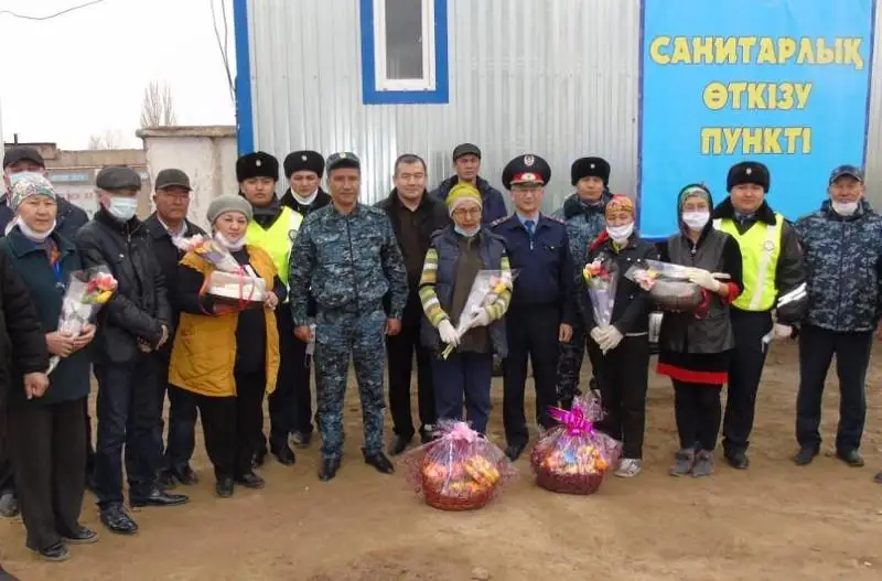 Жамбылские полицейские поблагодарили врачей на блокпостах