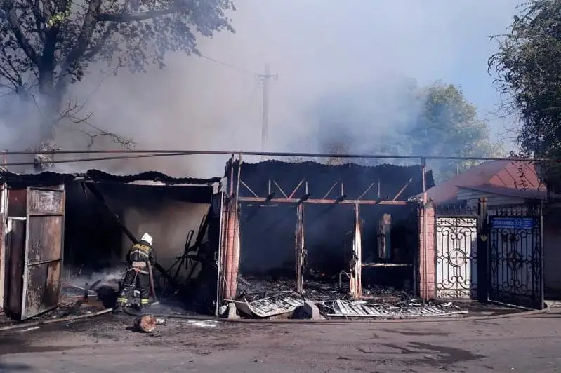 Гараж с автомобилем горел в Алматы