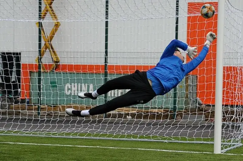 Качество нового поля в Спорт-сити проверили футболисты Ertis