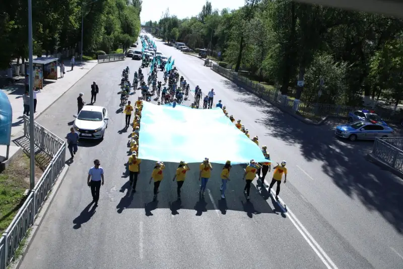 Огромный Государственный флаг Казахстана пронесли по  центральному проспекту Тараза