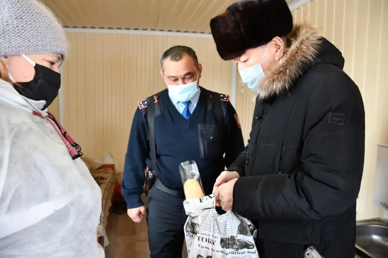 Продуктовые наборы привезли старшие коллеги полицейским на санпостах в Кокшетау