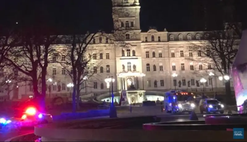 Мужчина с мечом напал на прохожих в Квебеке: двое убиты, пятеро ранены