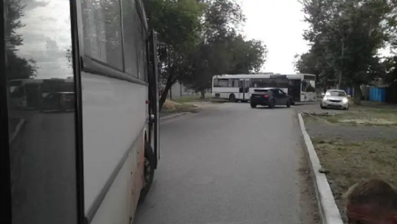 Легковой автомобиль столкнулся с пассажирским автобусом в Костанае