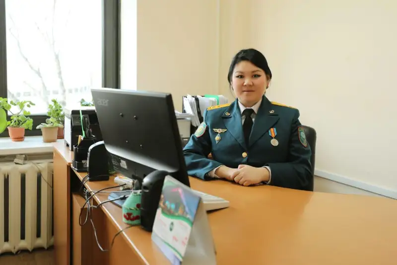 Трагедия повлияла на выбор профессии лейтенанта гражданской защиты ДЧС Алматы Дарины Касымовой