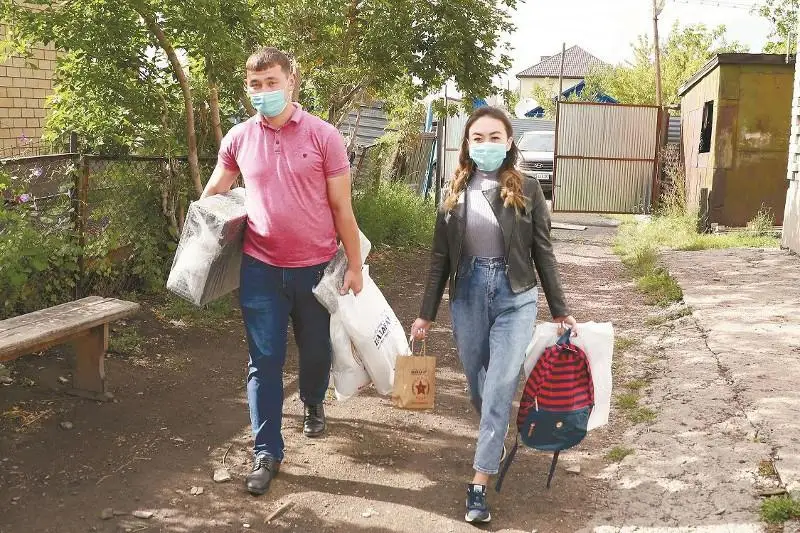 Казахстанские коммунисты подарили компьютеры детям из нуждающихся семей