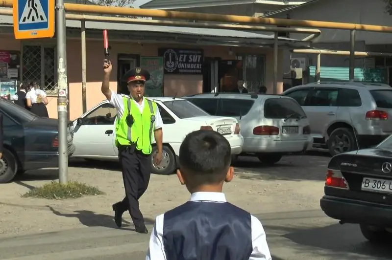 Жезлы применили для обеспечения безопасности школьников на дорогах полицейские Алматы