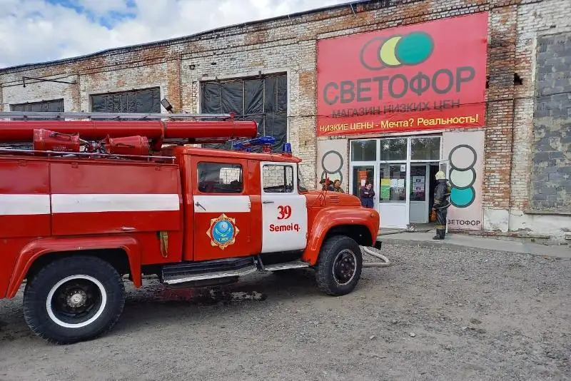 Крыша крупного магазина загорелась в Семее