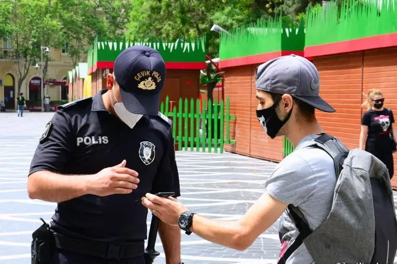 SMS-разрешения для выхода из дома отменили в Азербайджане