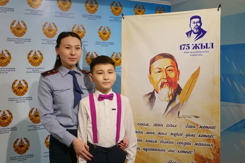 Стихи Абая читают дети полицейских в СКО