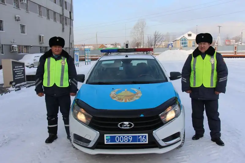 Пассажирский автобус с детьми застрял на трассе в ВКО