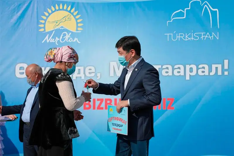 Бауыржан  Байбек вручил жителям Мактаарала ключи от домов, построенных фондом Елбасы