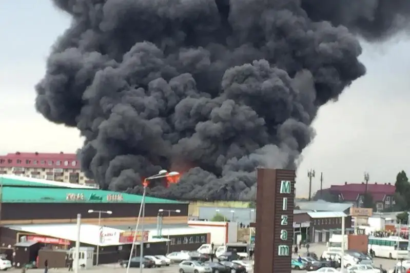 Высокое загрязнение воздуха зафиксировано после крупного пожара на складе в Алматы