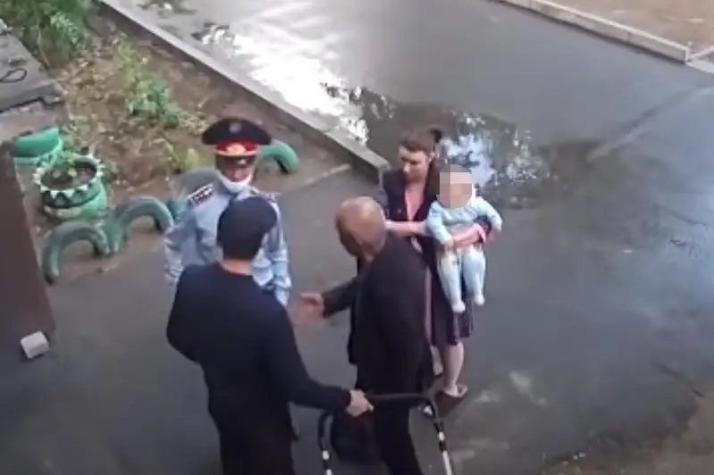 Драка павлодарца и полицейского: травму получил семимесячный ребёнок