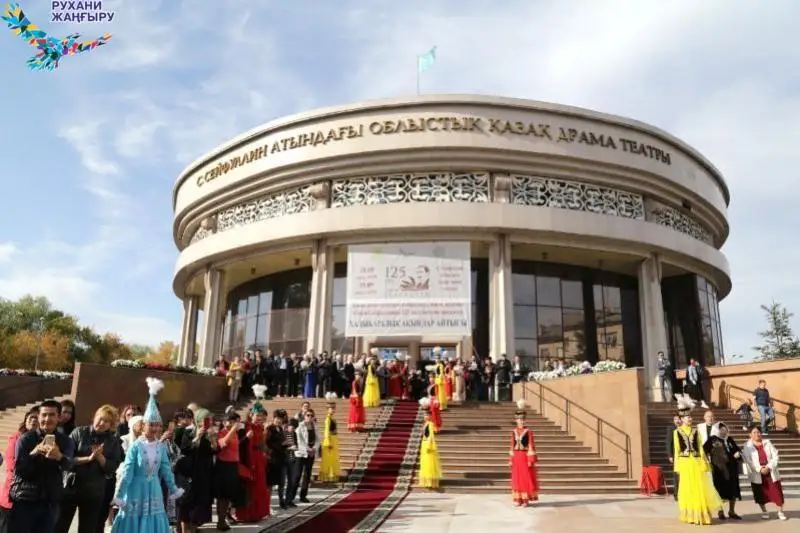 Самая горячая и пристрастная публика - международный айтыс проходит в Караганде