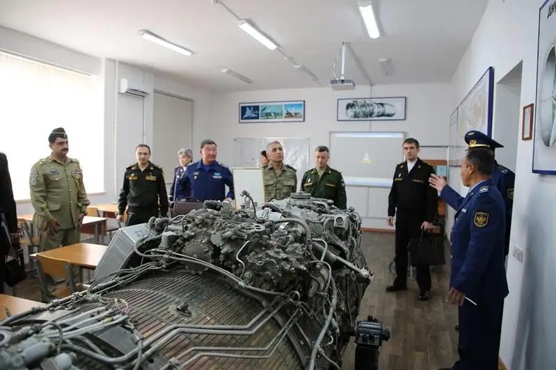 Военные дипломаты побывали в летном военном институте Казахстана